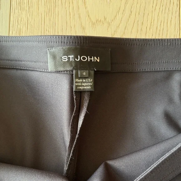 St. John Classic Black Cropped Pants - Picture 3 of 5